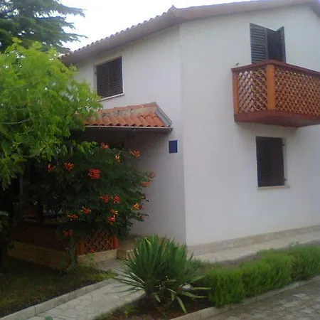 Ostres Apartment *