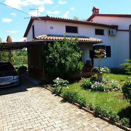 Ostres Apartment *