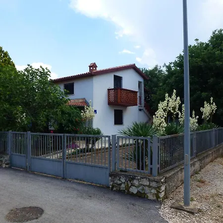 Ostres Apartment *