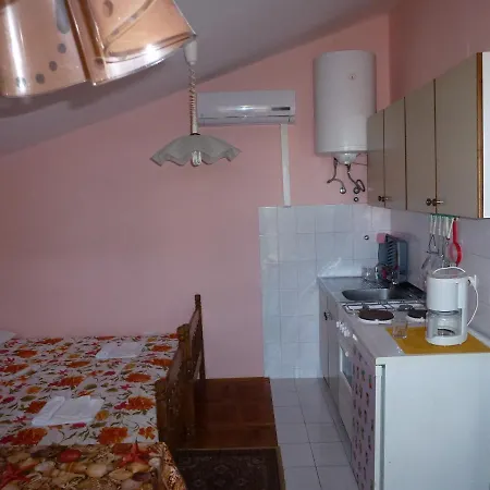 Ostres Apartment *