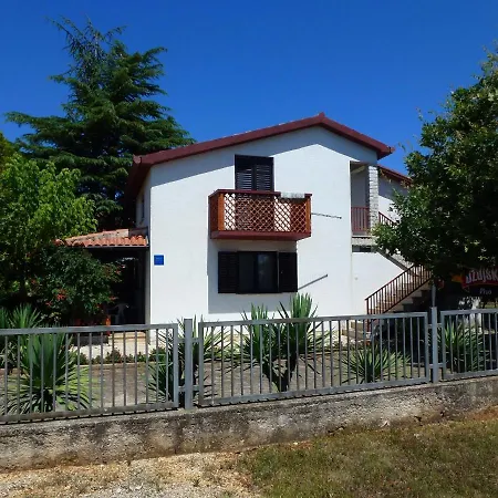 Ostres Apartment *